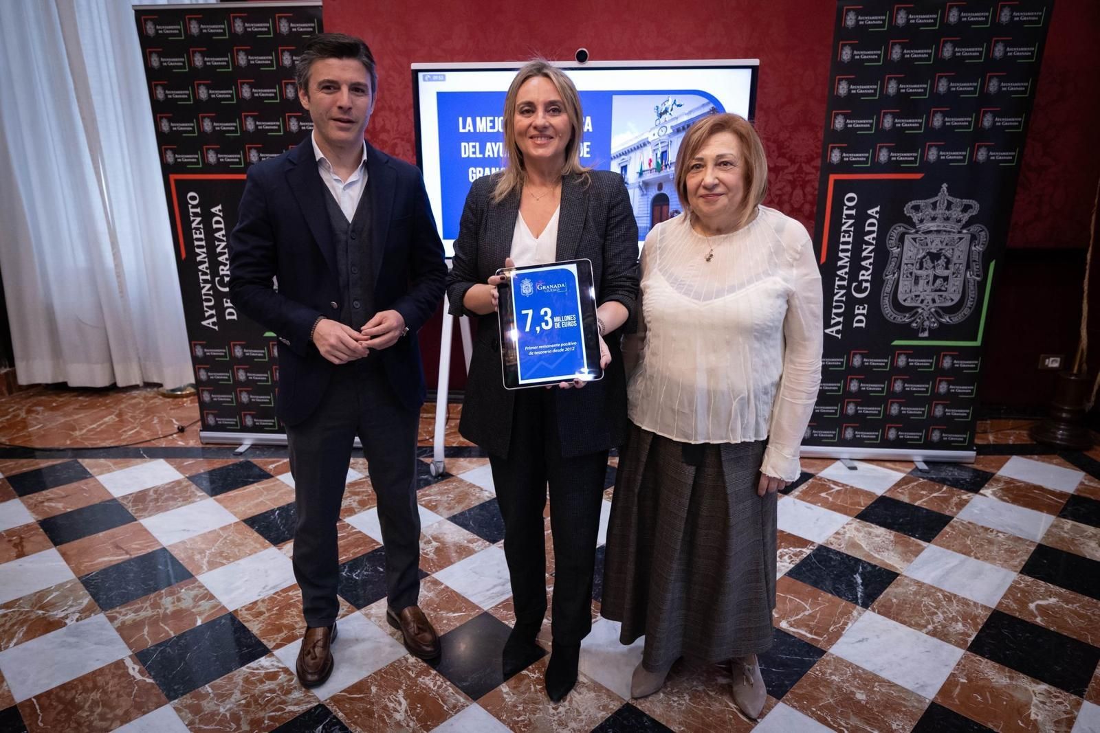 La alcaldesa de Granada, con Jorge Saavedra y Rosario Pallarés.
