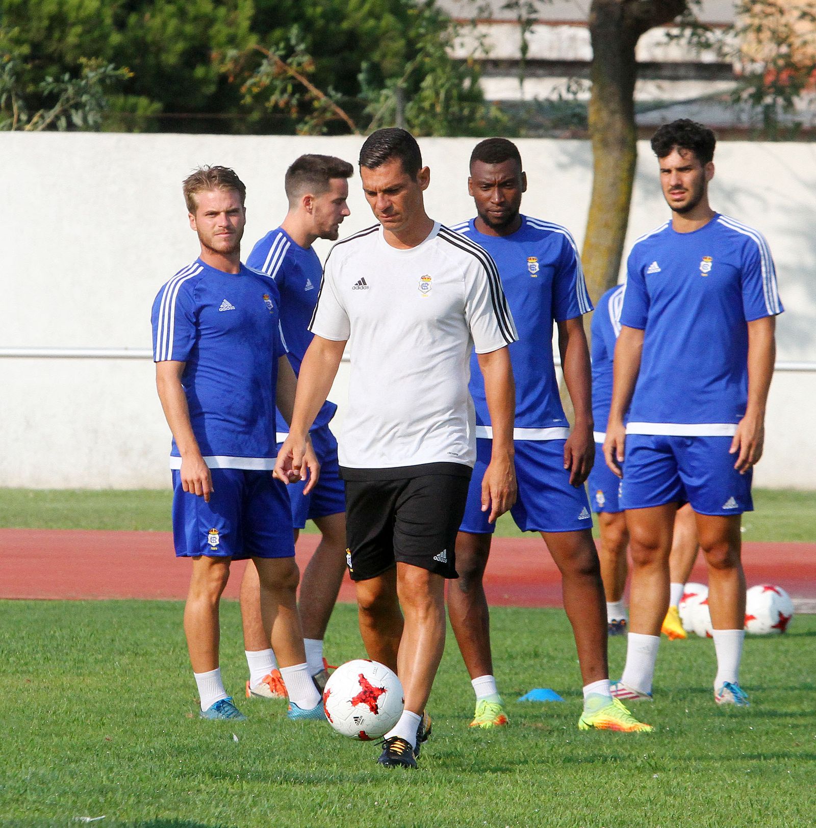 Ernesto Cornejo observa a Casquero en un entrenamiento en Punta.