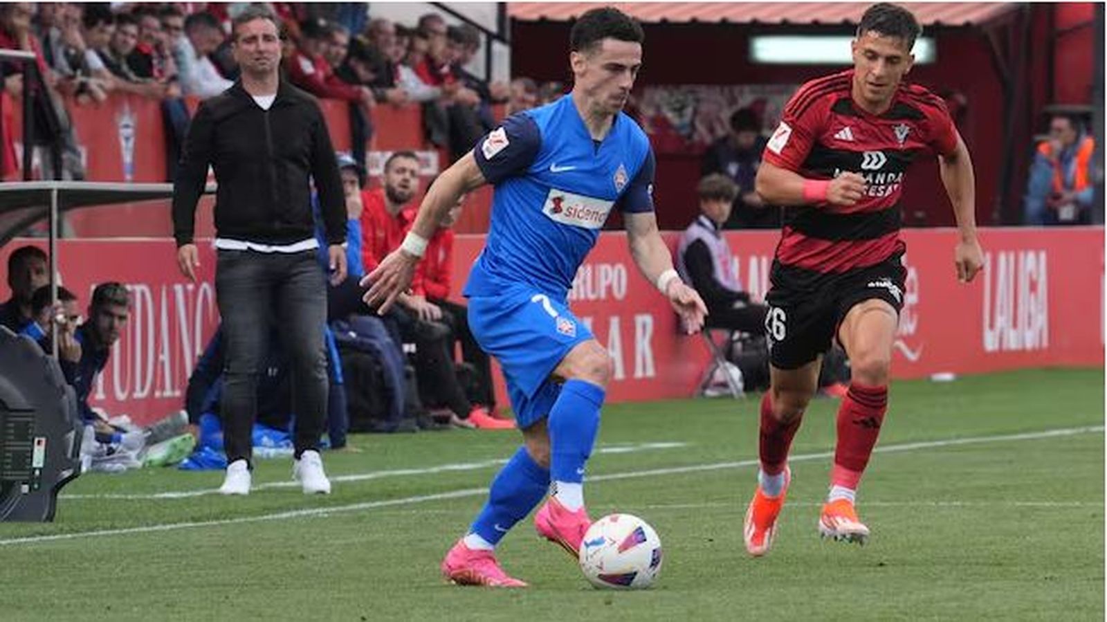 Dorrio conduce el balón en un partido con el Amorebieta