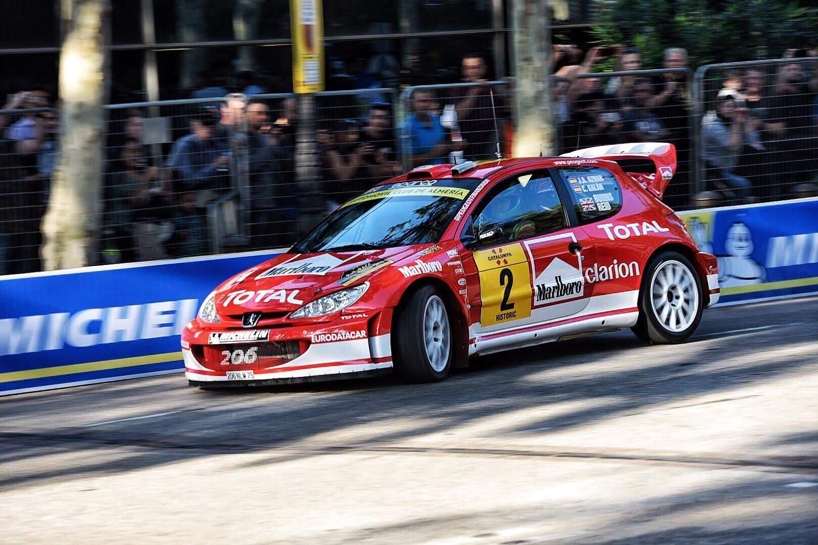 José Antonio Aznar conduce un Peugeot 206 WRC durante una prueba disputada anteriormente.