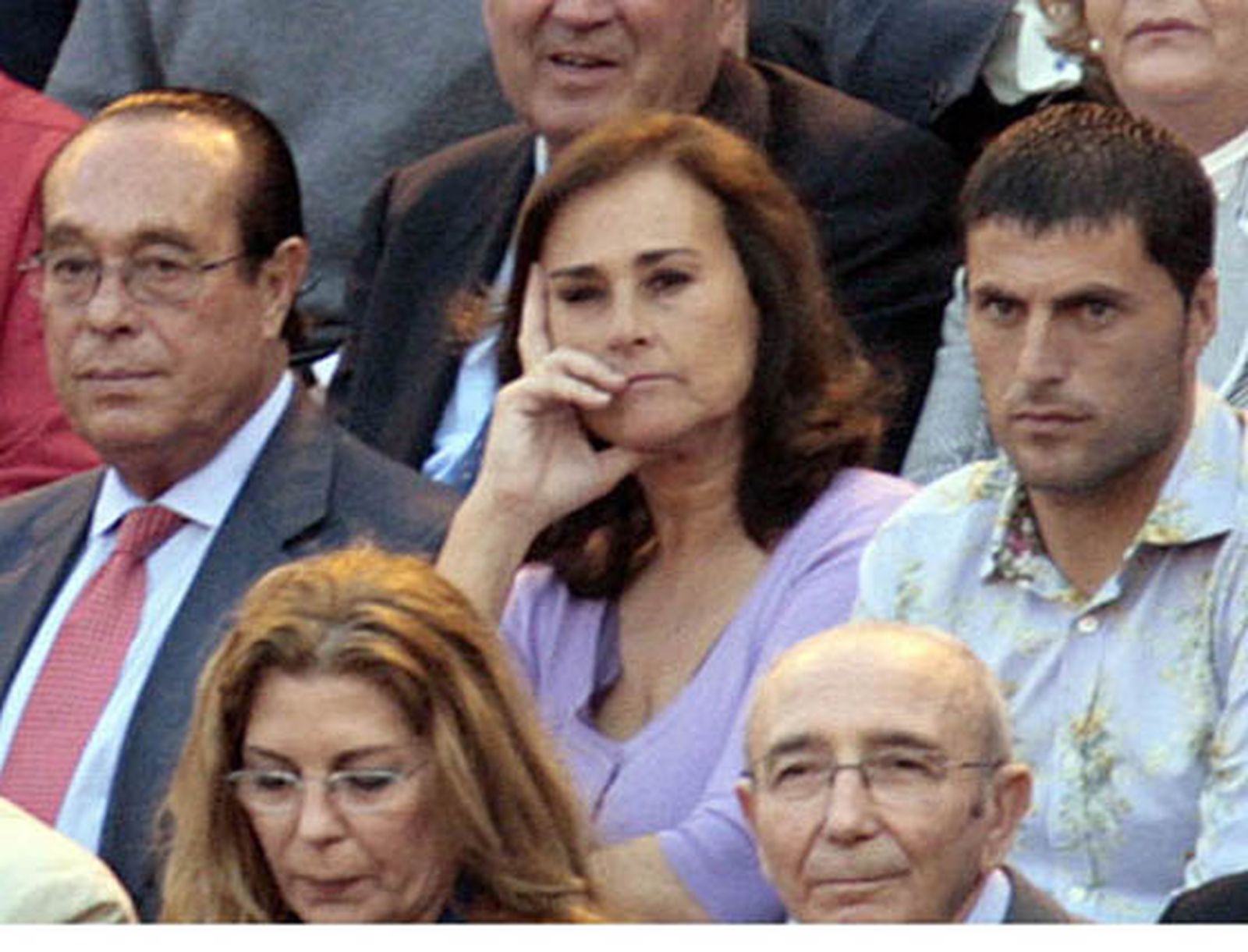 Curro Romero, con su esposa Carmen Tello y el futbolista Diego Tristán.