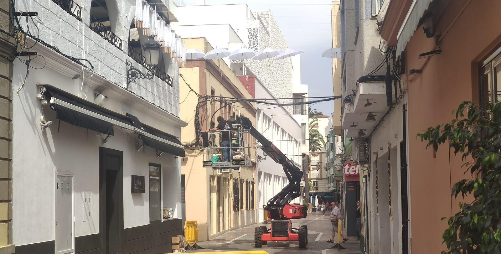 Operarios instalando los paraguas en la calle Cadalso. Operarios instalando los paraguas en la calle Cadalso.