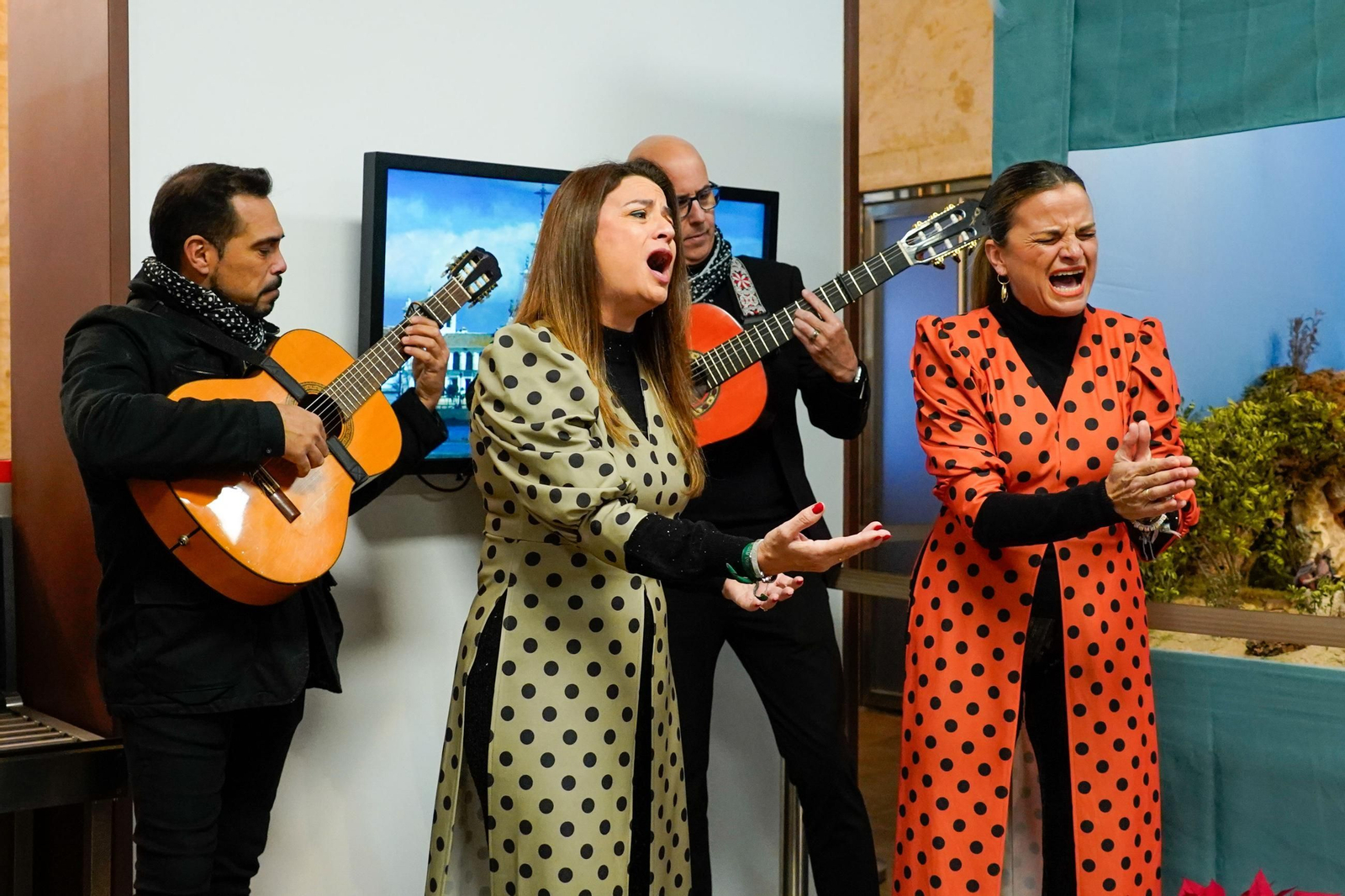 Imágenes de la inauguración del Belén y la XV&nbsp;Muestra de Dulces y Vinos Navideños de la provincia de Huelva en&nbsp;la&nbsp;Diputación