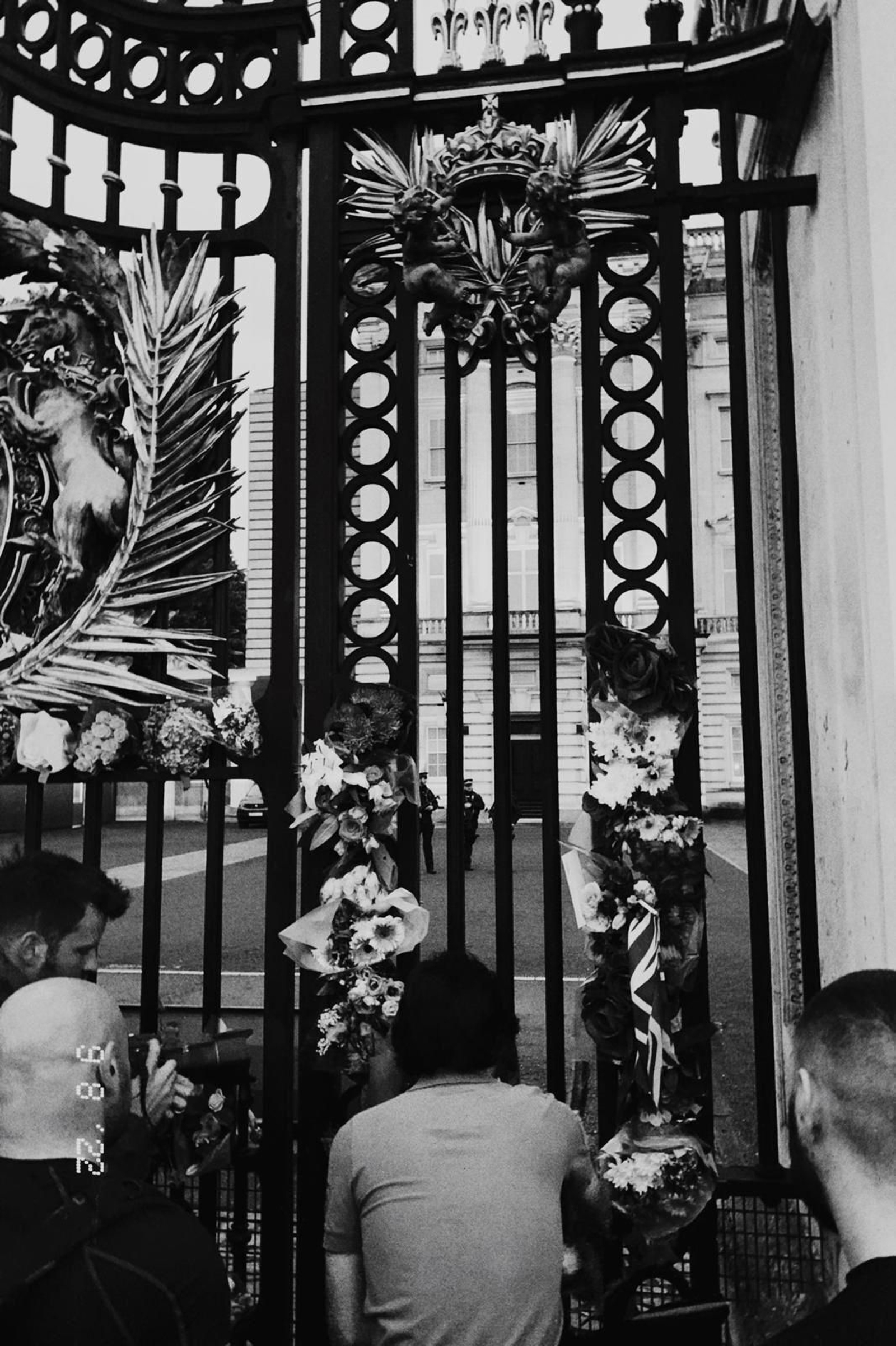 Los británicos acuden a Buckingham Palace tras el anuncio de la muerte de Isabel II