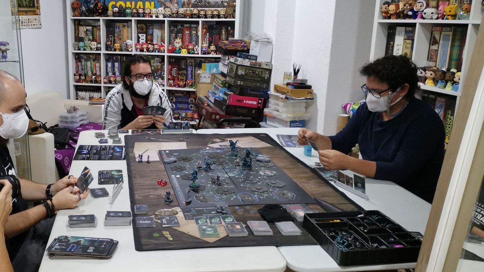 Jugadores de 'El Club de los Martes' durante una partida de 'Némesis'.
