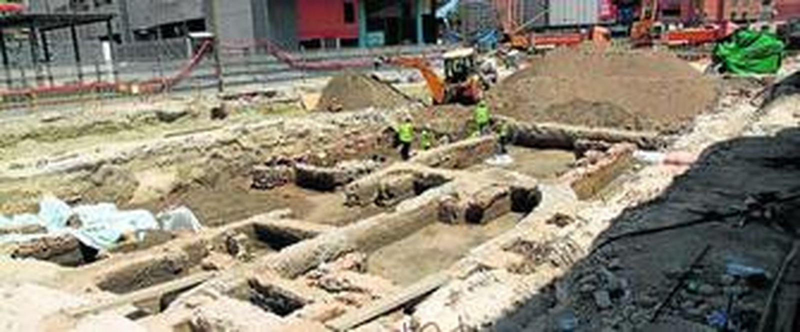 Algunos de los restos arqueológicos hallados en Callejones del Perchel.