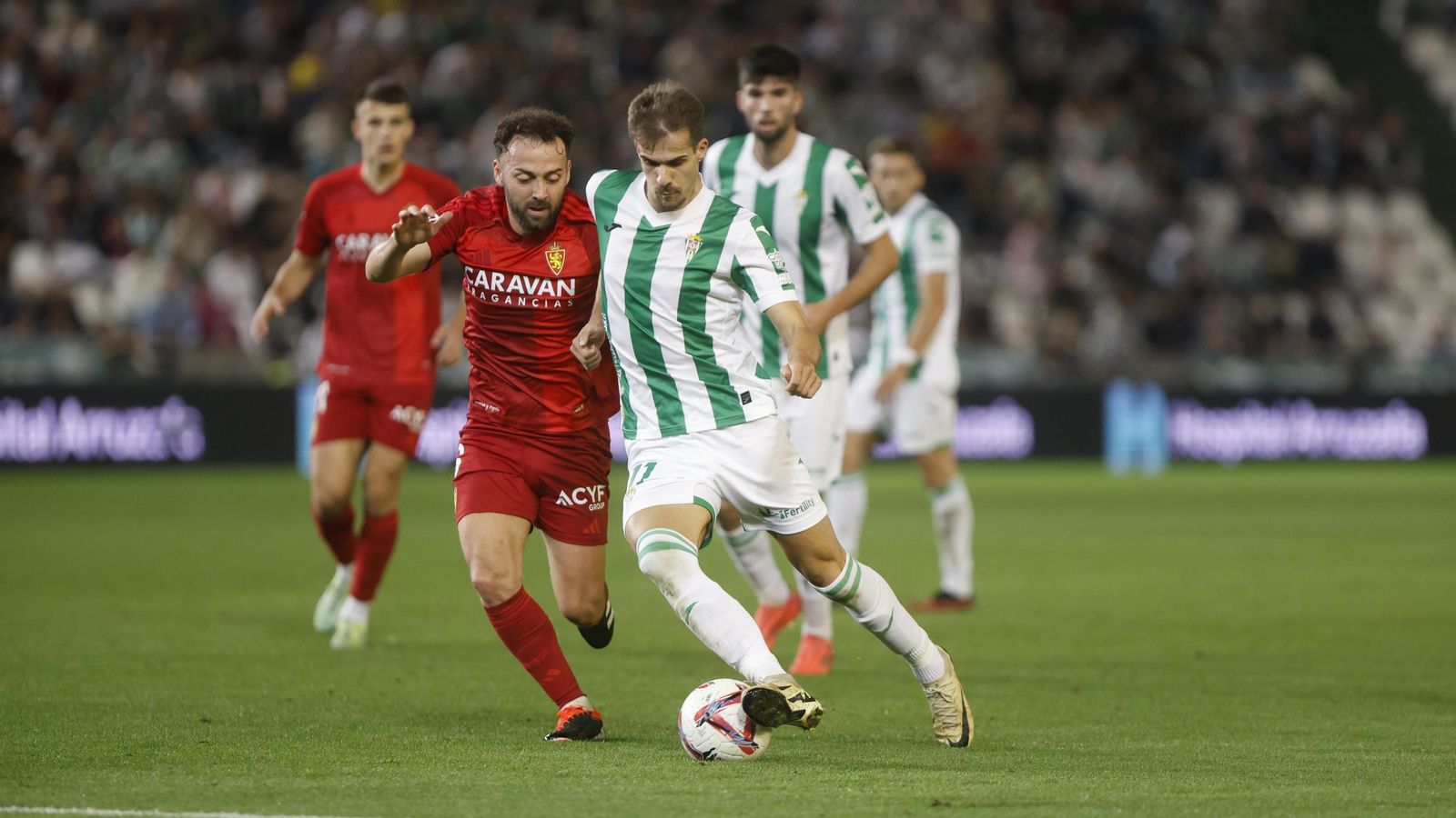 Ander Yoldi intenta zafarse de la presión de Keidi Bare en el Córdoba CF - Real Zaragoza.
