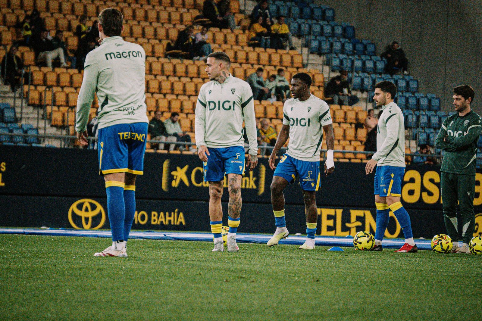 Calentamiento del equipo antes de jugar contra la Real B.