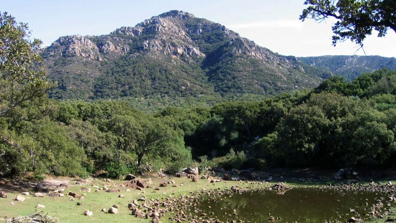 Laguna de la ruta de la Garganta del Puerto Oscuro.