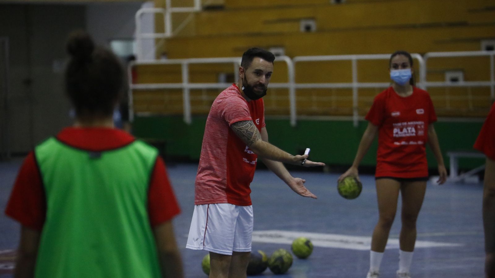 Mario Ortiz da órdenes a sus jugadoras durante un entrenamiento en Fátima.
