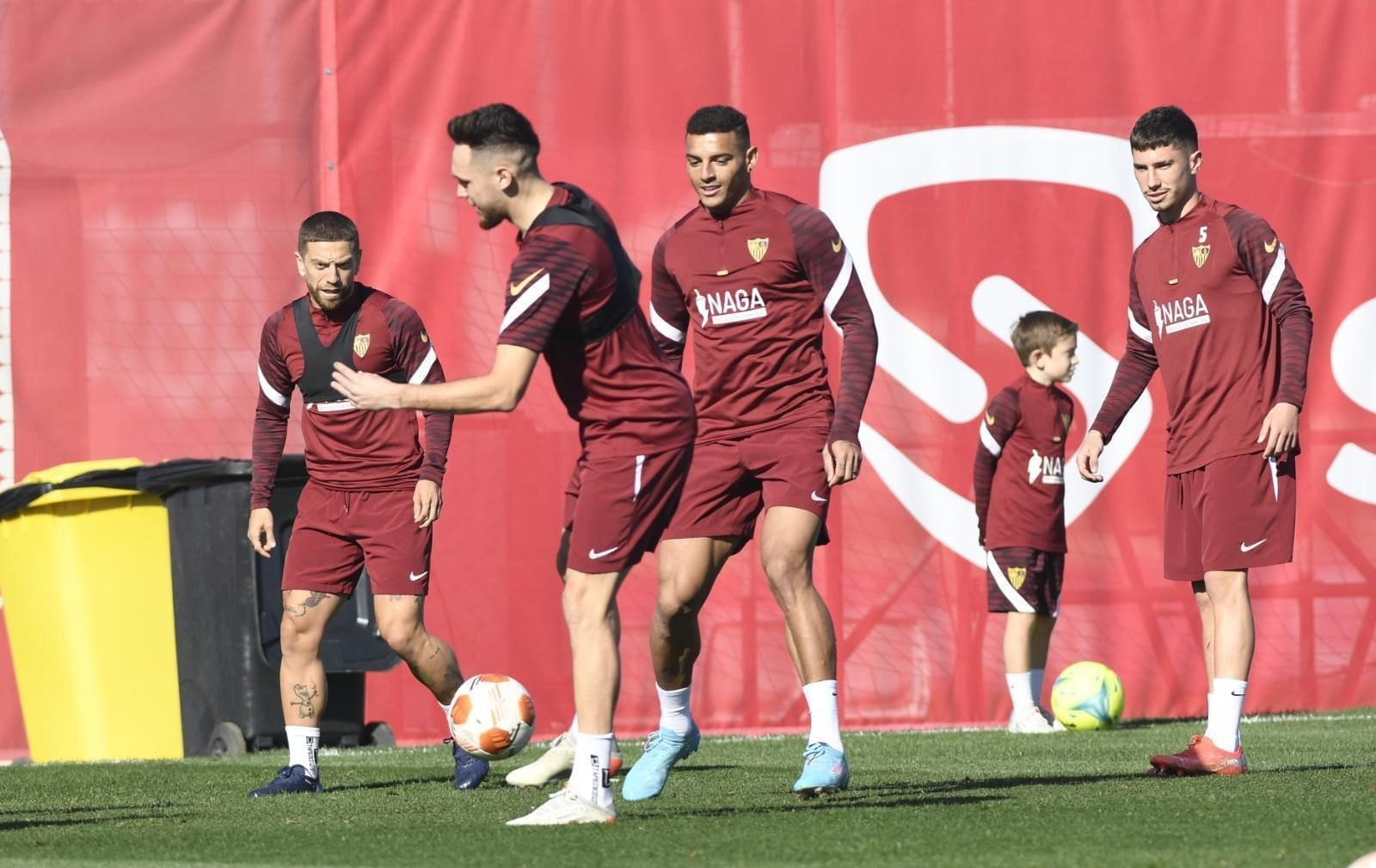 Ocampos, durante el entrenamiento de este lunes disputando un balón con Diego Carlos.
