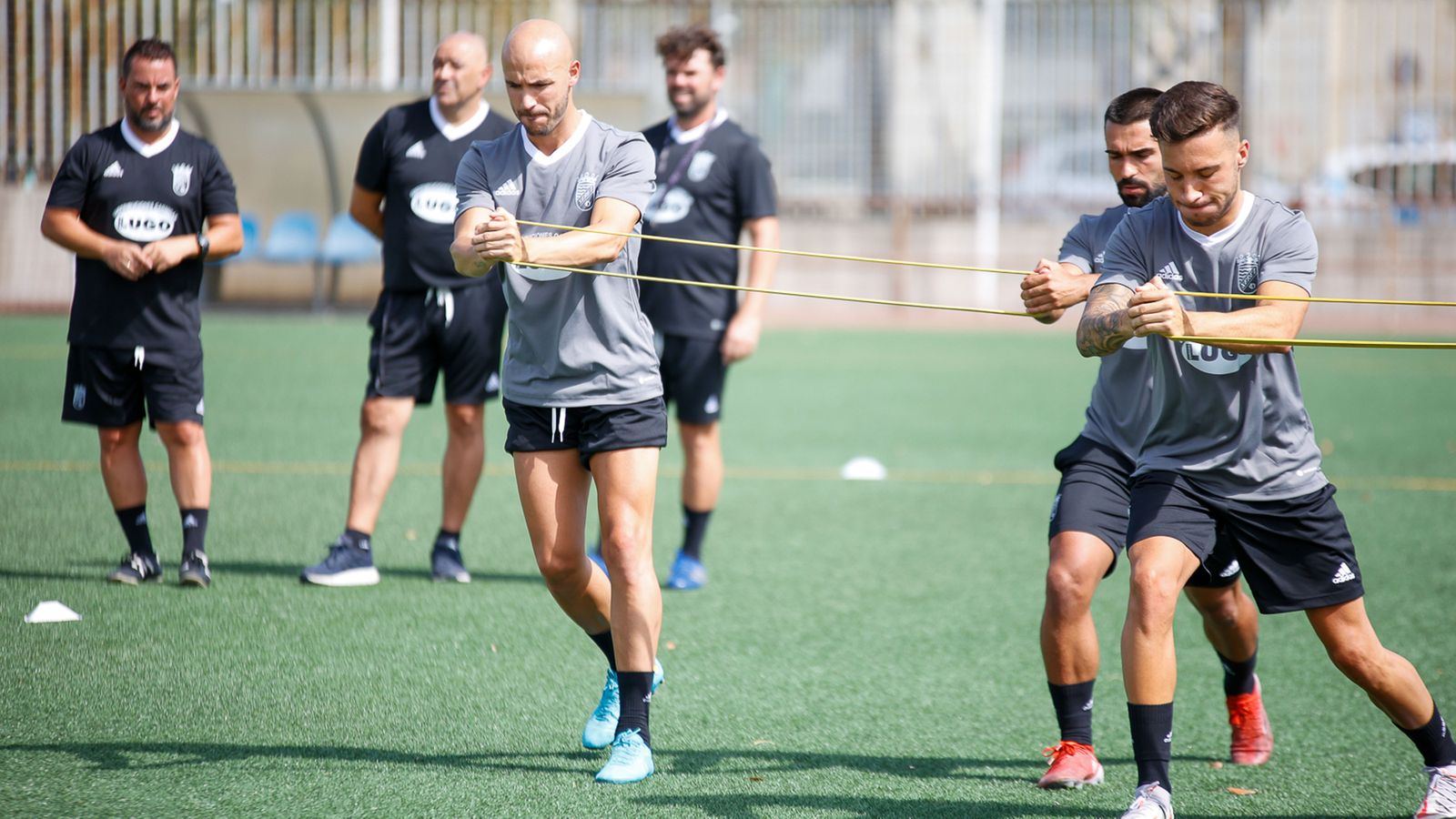 Lobo realiza un trabajo de fuerza junto a sus compañeros.