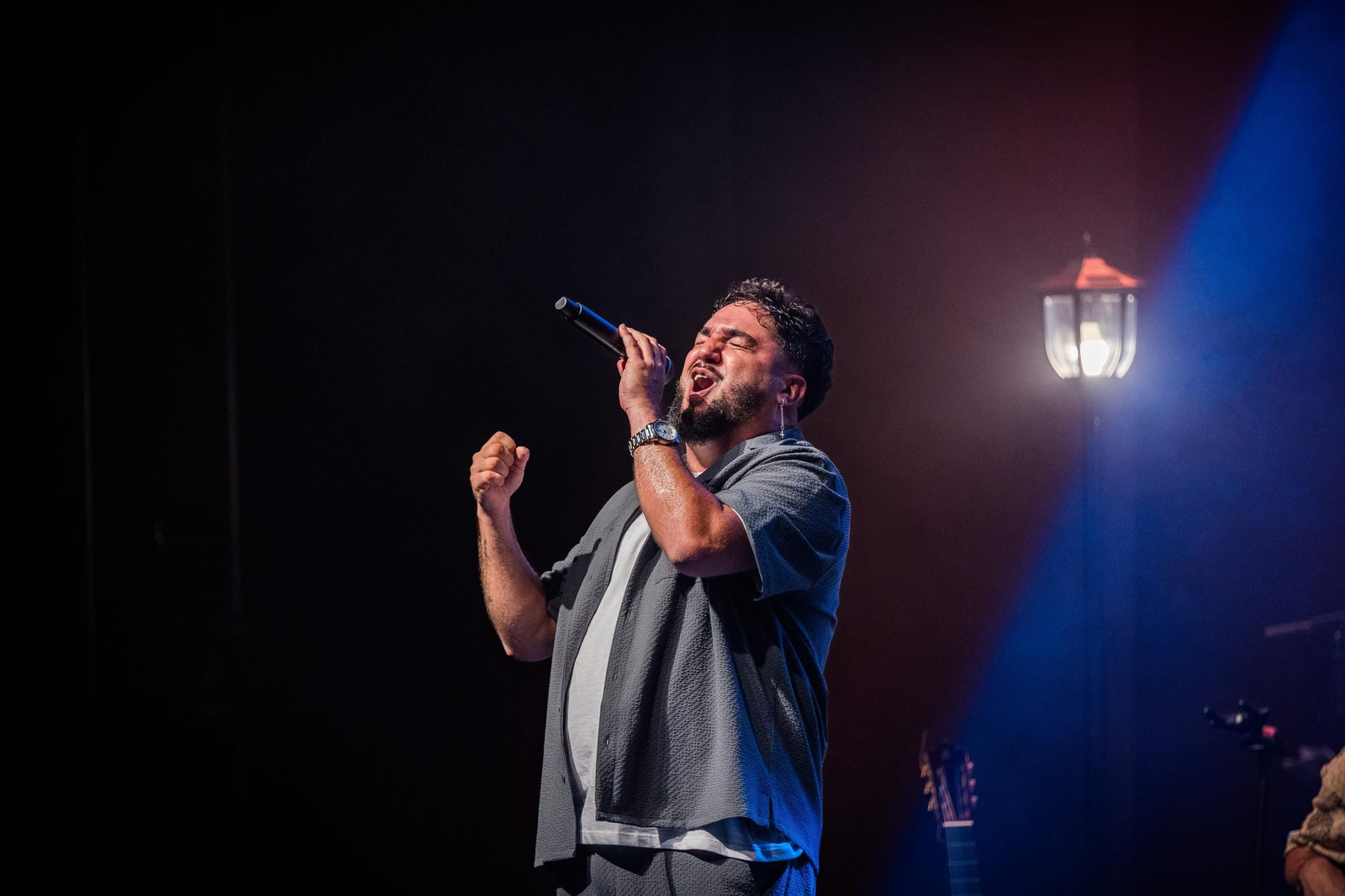 El artista isleño Javier Belizón durante el concierto que ofreció en el Teatro de las Cortes el pasado sábado, en San Fernando