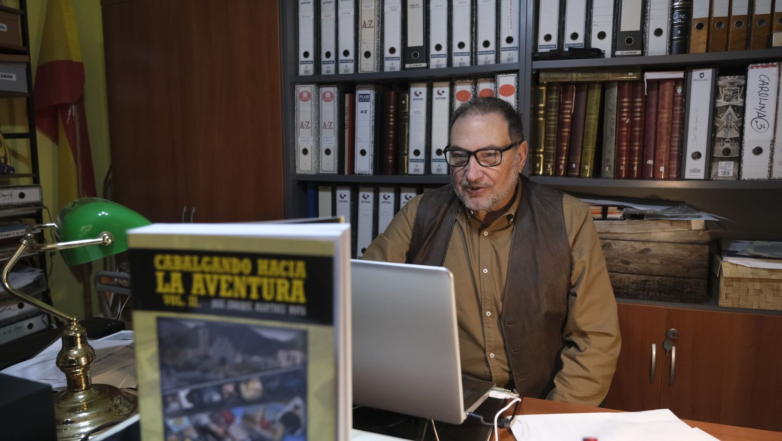 José Enrique Martínez Moya en su despacho con su nuevo libro.