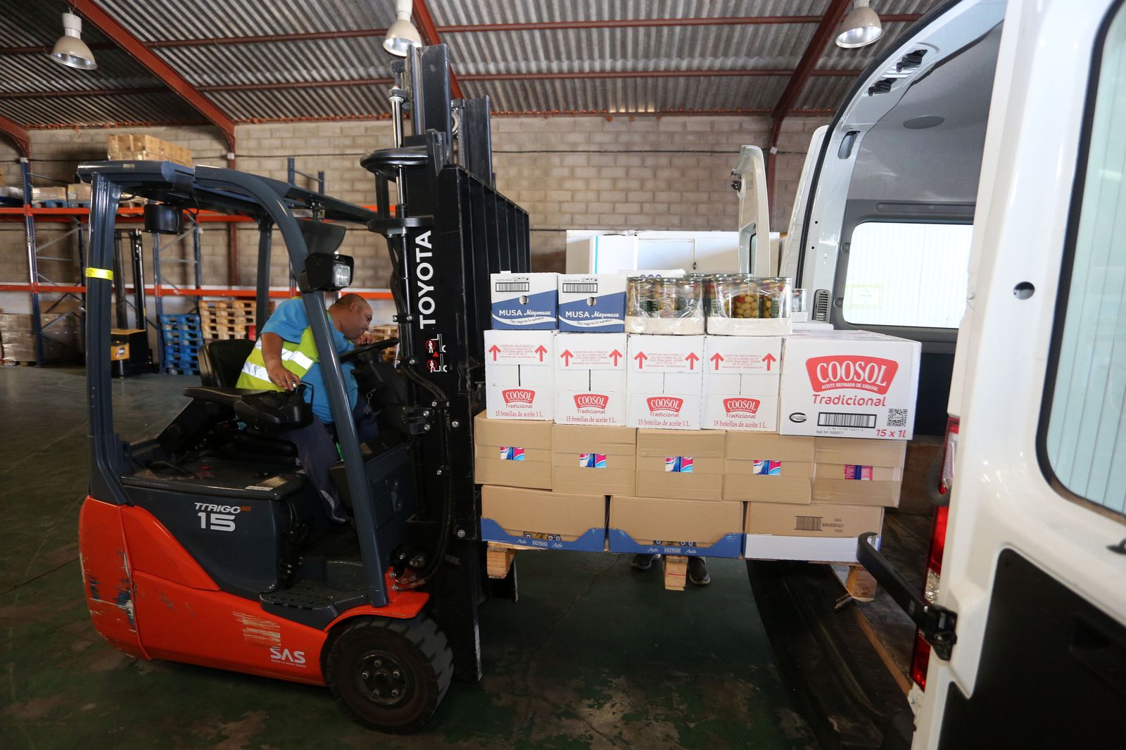 Las imágenes del Reparto de alimentos a entidades sociales del Banco de Alimentos y la Fundación Cajasol