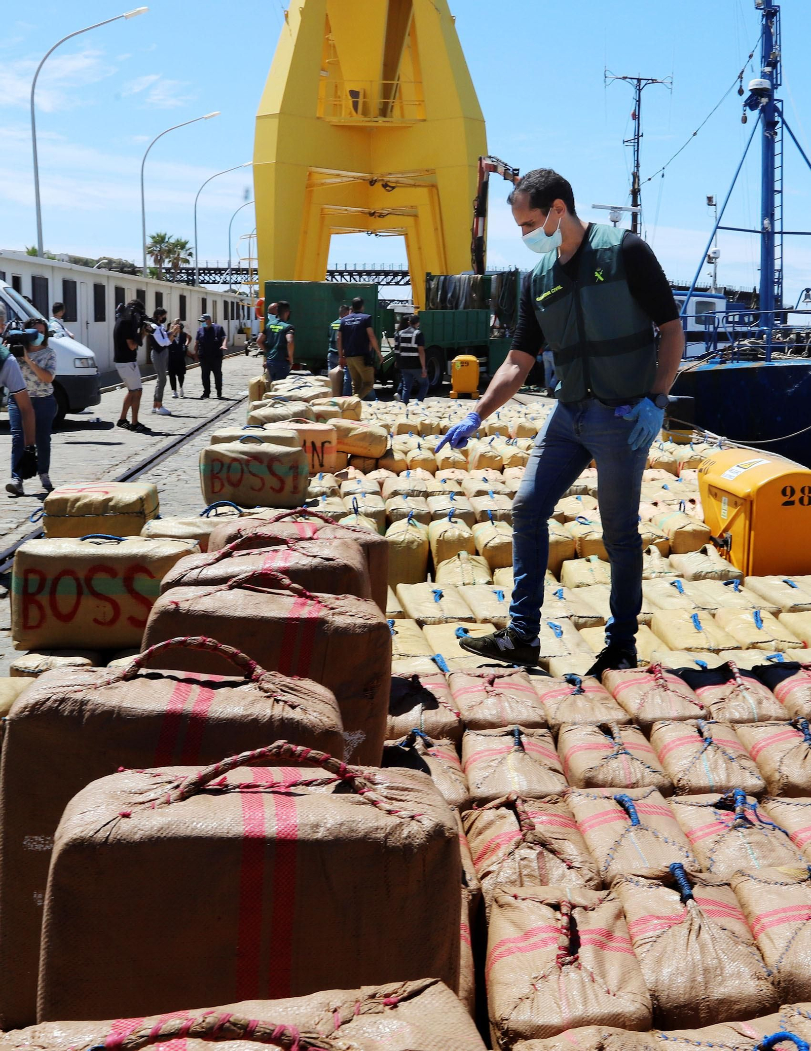 Imágenes de uno de los mayores alijos de hachís incautado por la Guardia Civil en Huelva