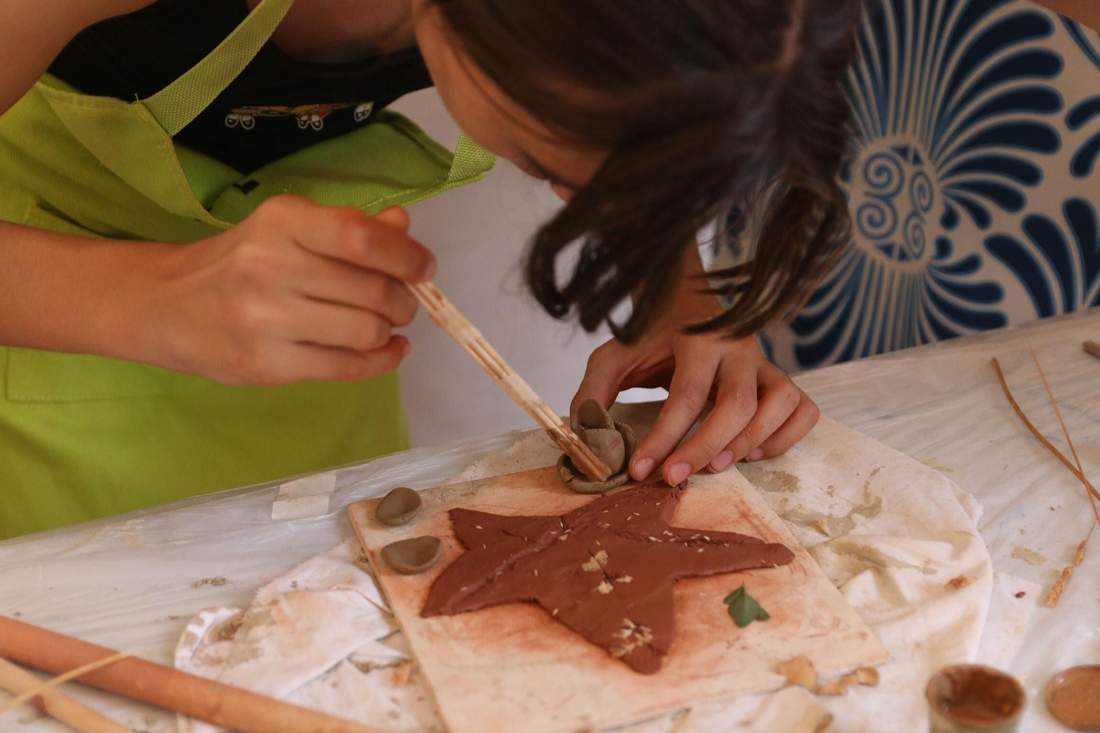 Las imágenes de los talleres infantiles de alfarería de la Feria de Almería 2023