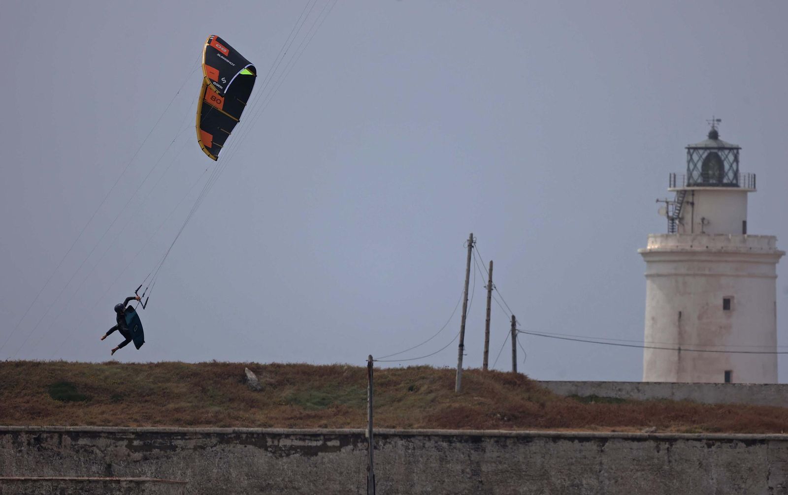 Fotos de Lorenzo Casati y Valentin Hoenderop, participantes del Red Bull King of the Air Tarifa 2025