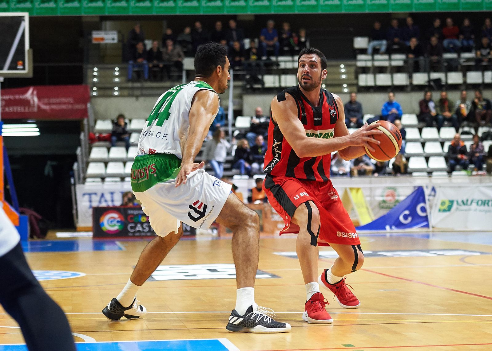 Álex Bortolussi cuajó un gran partido en el duelo del Covirán ante el TAU Castelló