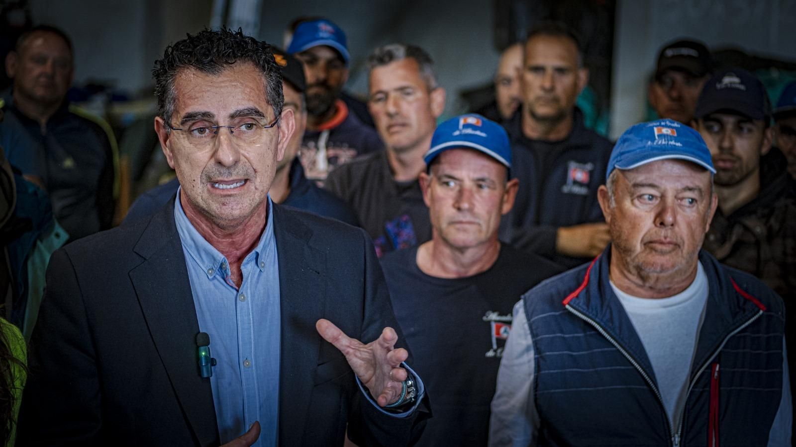 El alcalde Miguel Molina se acercó ayer al puerto de la localidad para mostrar su apoyo a los almadraberos. En la foto, junto al capitán de la almadraba.