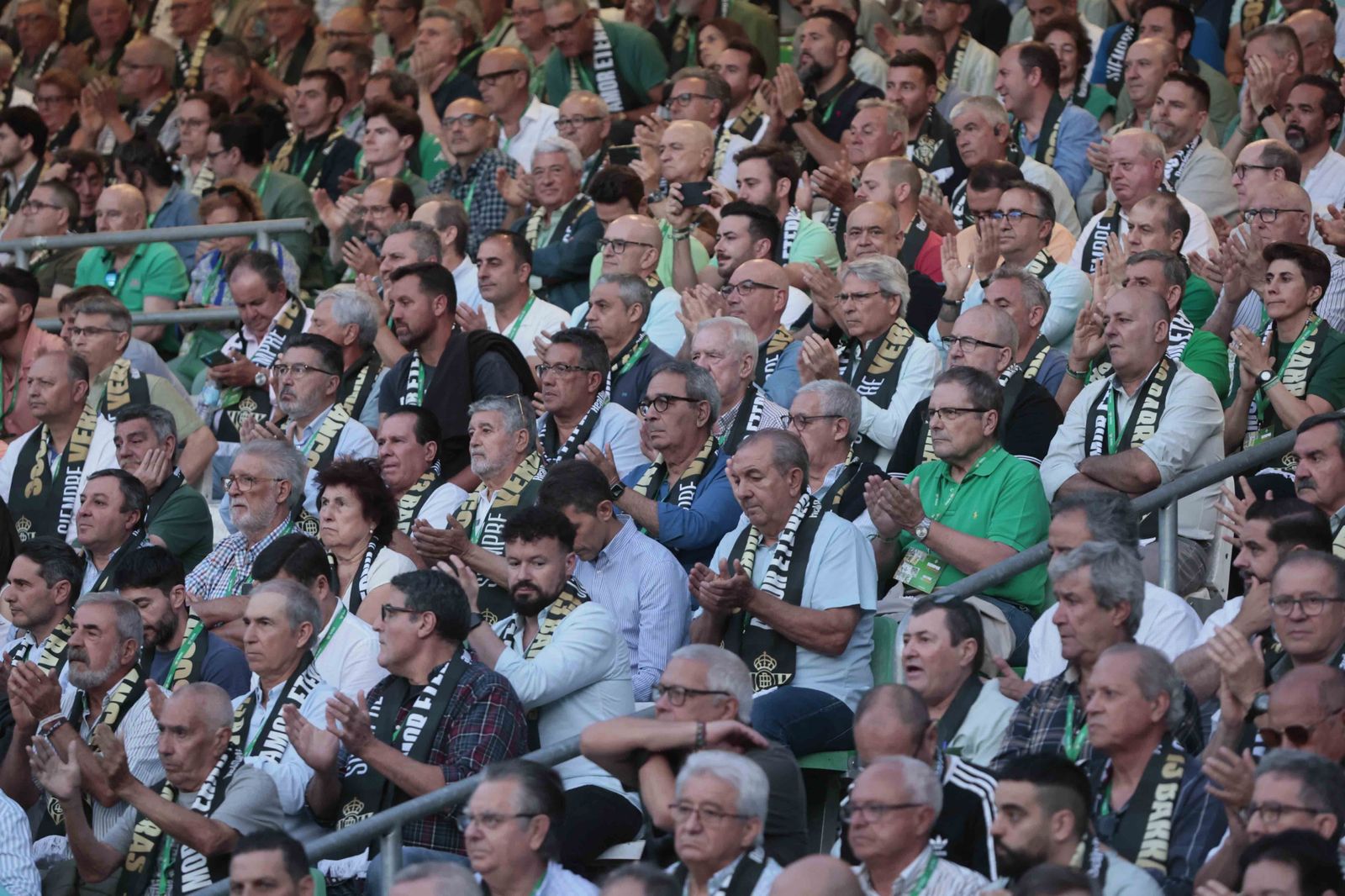 Búscate en el acto Siempre Verdiblancos