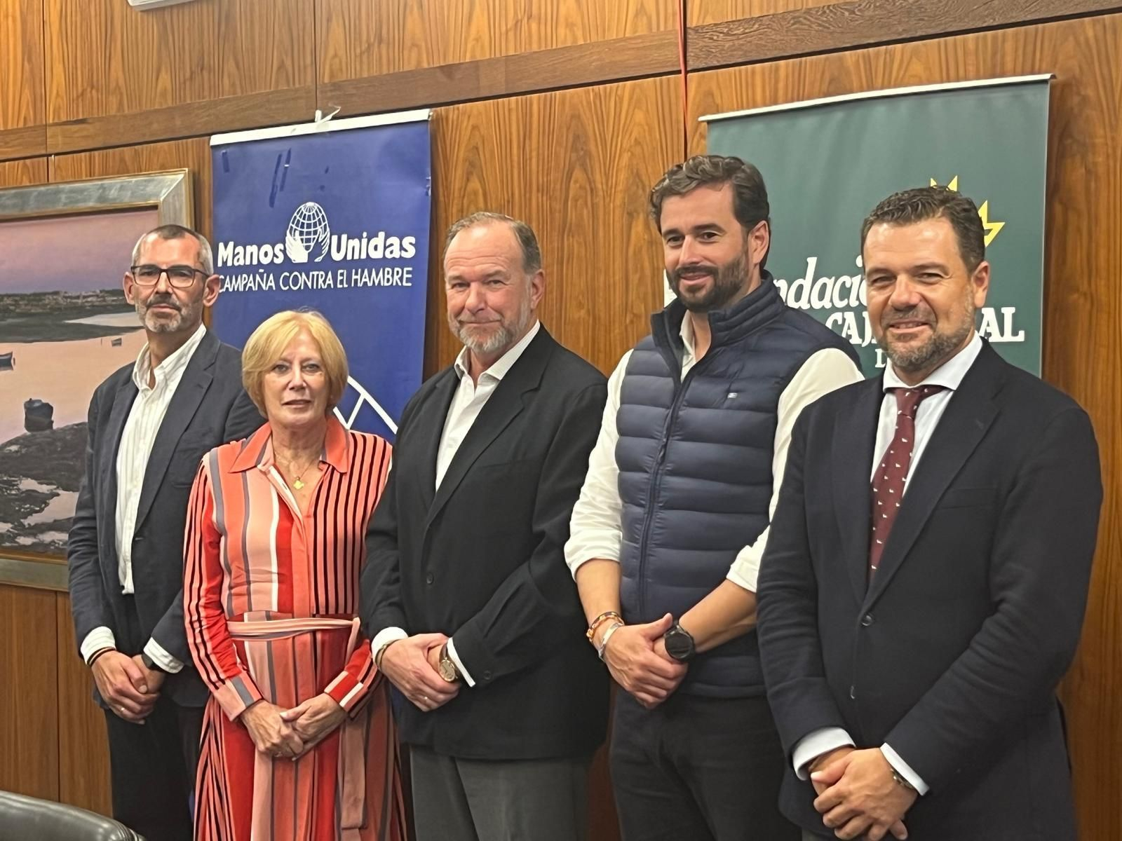 De izquierda a derecha, Luis Bermúdez, responsable de Empresas de Manos Unidas en Huelva; Rosario Montero, presidenta de Manos Unidas en Huelva; José Luis García-Palacios Álvarez, presidente de la Fundación Caja Rural del Sur; Daniel Toscano, presidente de la Cámara de Comercio de Huelva y Daniel Caldentey, secretario general de la FOE.