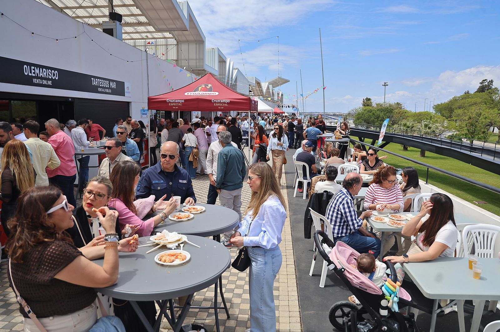 Imágenes del ambiente en la Feria de la Gamba y el Marisco de Huelva