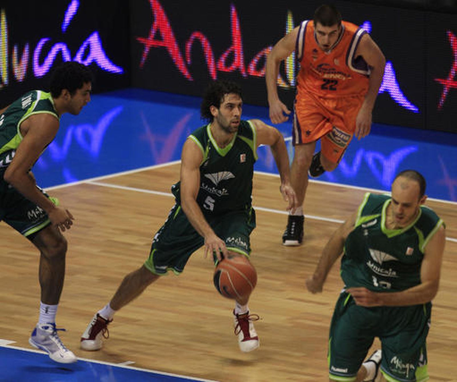 El Unicaja pierde contra el Power Electronics (64-70) y se aleja de la Copa del Rey

Los de Aíto lo intentaron hasta el final, pero la precipitación y el mal día en los tiros decantaron el encuentro para los valencianos.

Foto: Sergio Camacho / Agencias