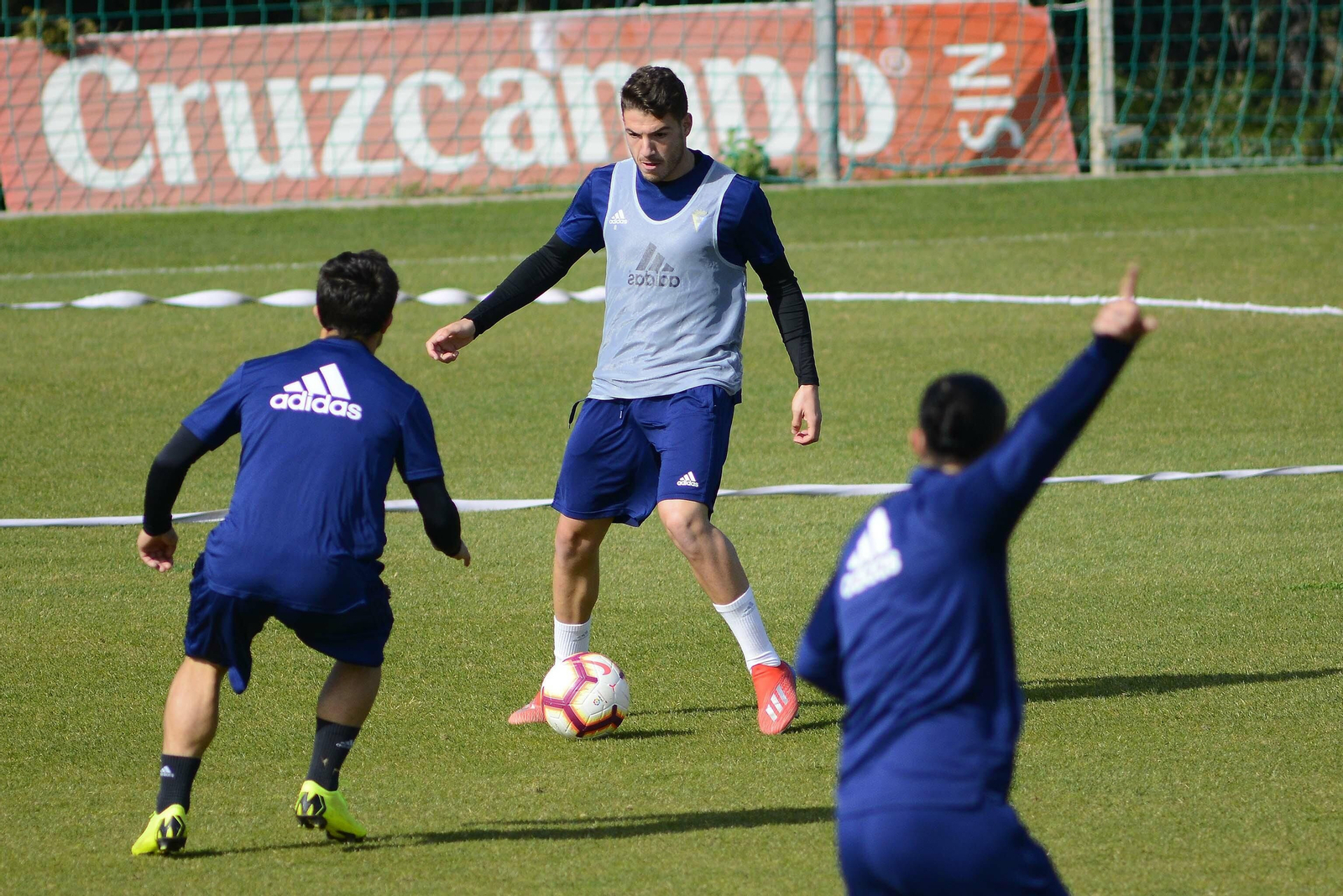 Manu Vallejo controla el balón en un entrenamiento.