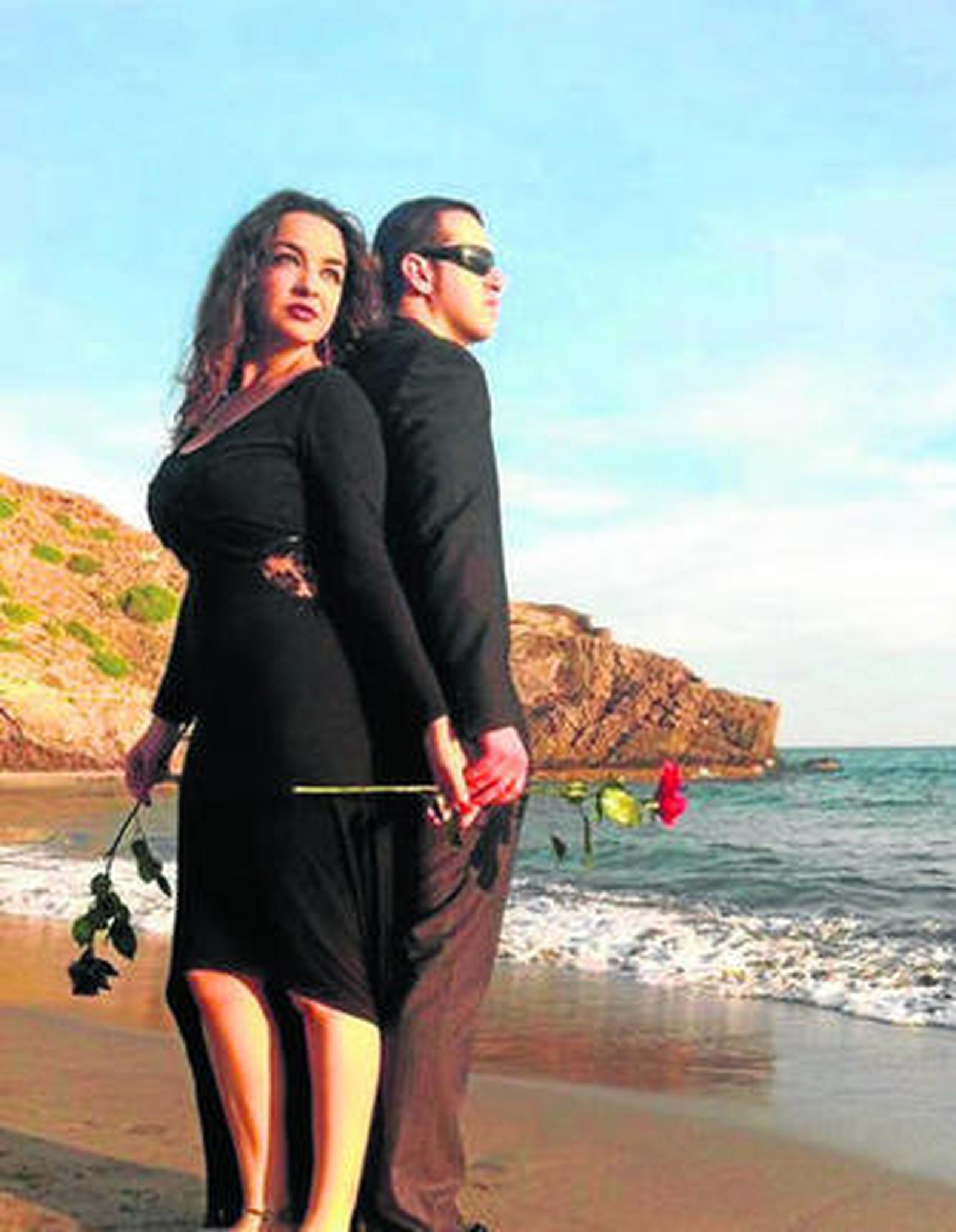 1. Los dos protagonistas de la historia, Sham y Rubí, frente al mar en una de las imágenes más emotivas del vídeo. 2. Cartel seleccionado para la presentación del proyecto que será mañana a partir de las 23:30 horas en la plaza de la iglesia de El Alquián. 3. Los amigos, siempre prestos a echar una mano. 4. Rodaje de una de las escenas que dota de movimiento a la propuesta. 5. La caracterización fue extraordinaria.