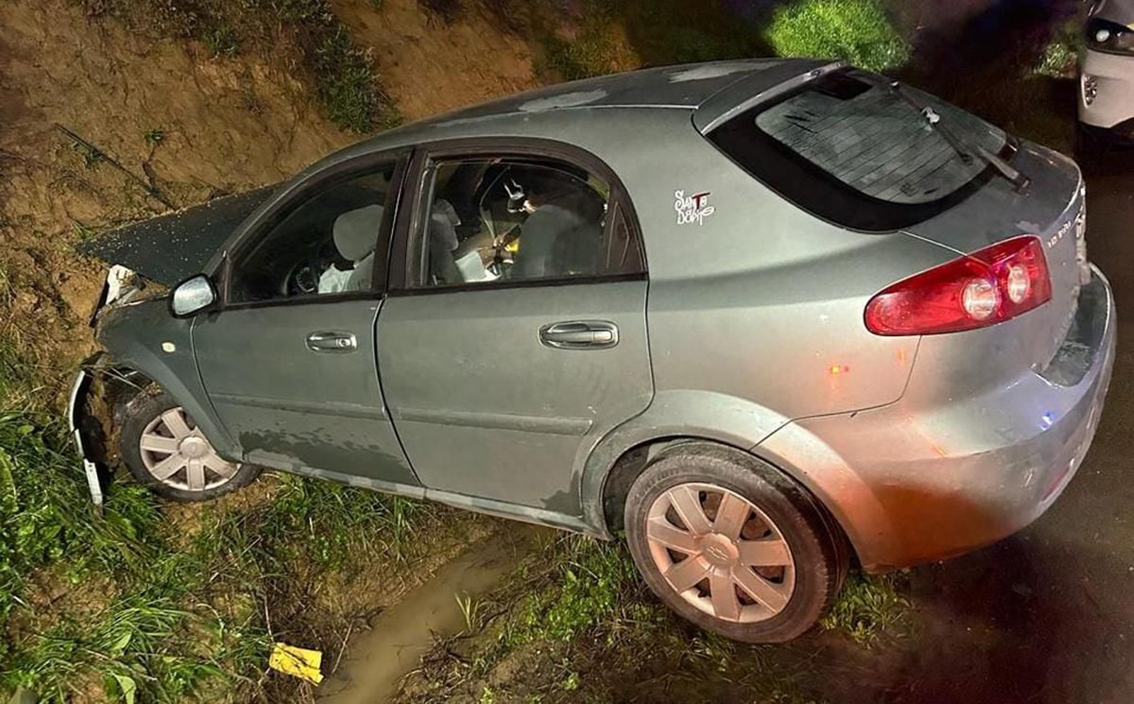 El vehículo siniestrado se salió de la carretera por causas que no han trascendido, acabando en el arcén El vehículo siniestrado se salió de la carretera por causas que no han trascendido, acabando en el arcén