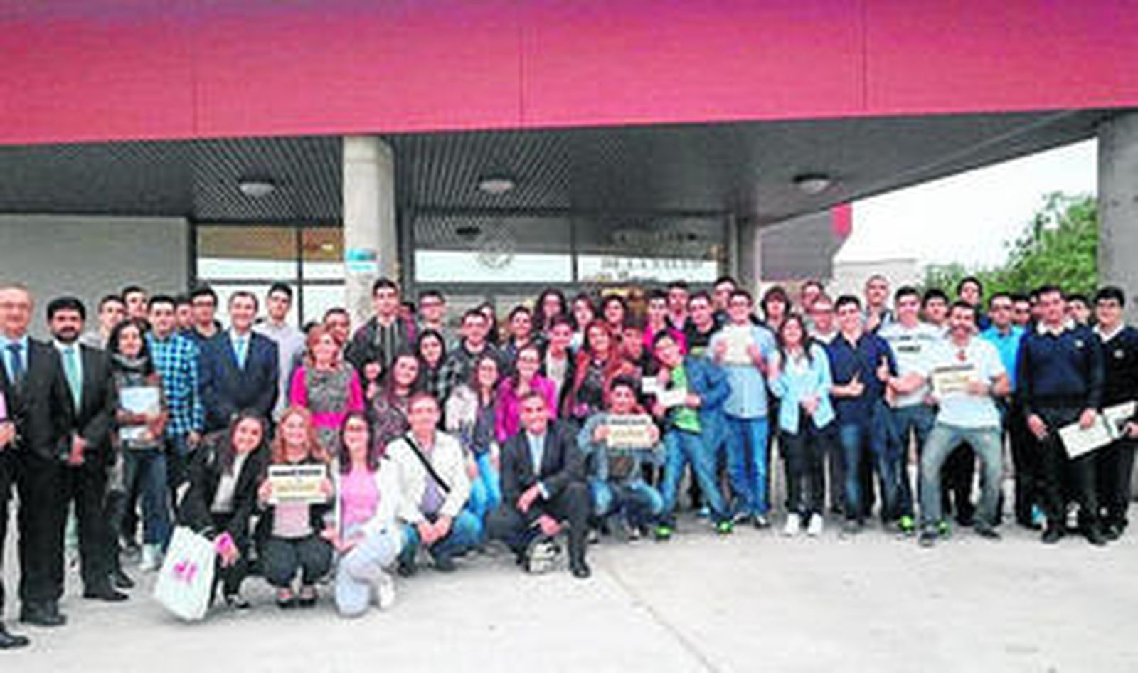 Los equipos ganadores junto a los miembros de la organización de este primer concurso.