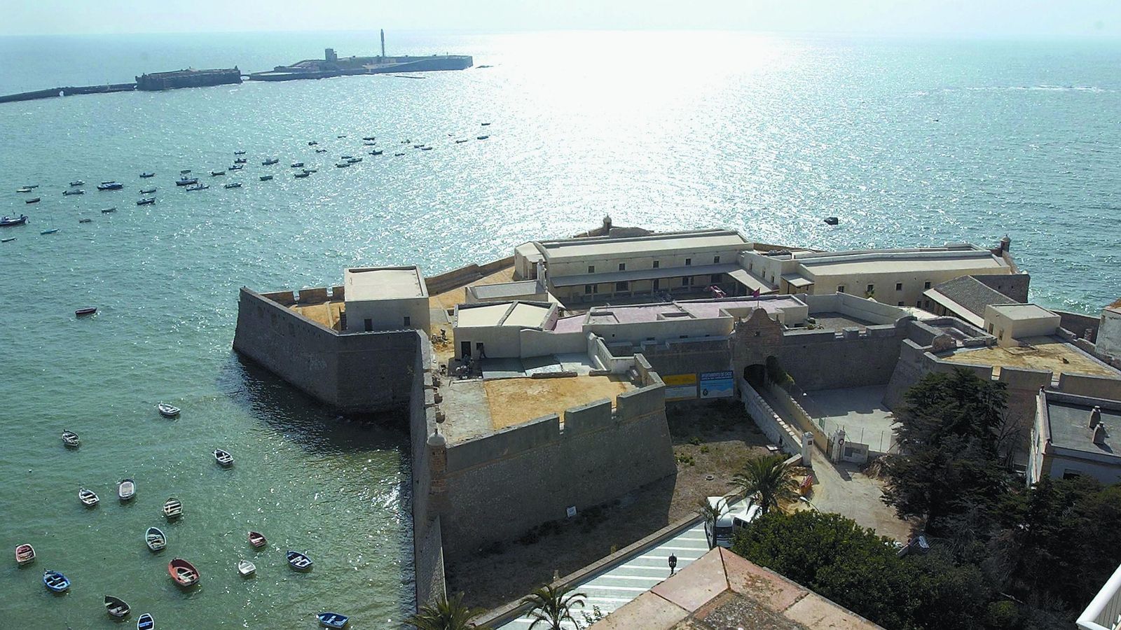 Imagen aérea del Castillo  de Santa  Catalina  de Cádiz, junto a la playa de La Caleta.
