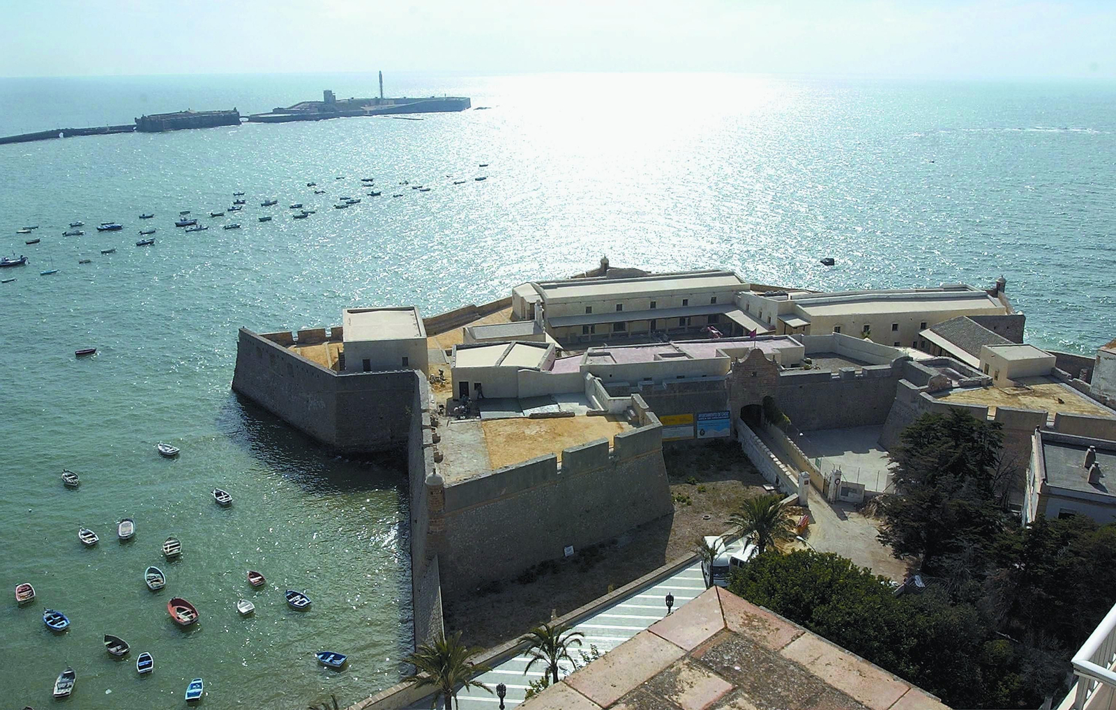 Imagen aérea del Castillo  de Santa  Catalina  de Cádiz, junto a la playa de La Caleta.