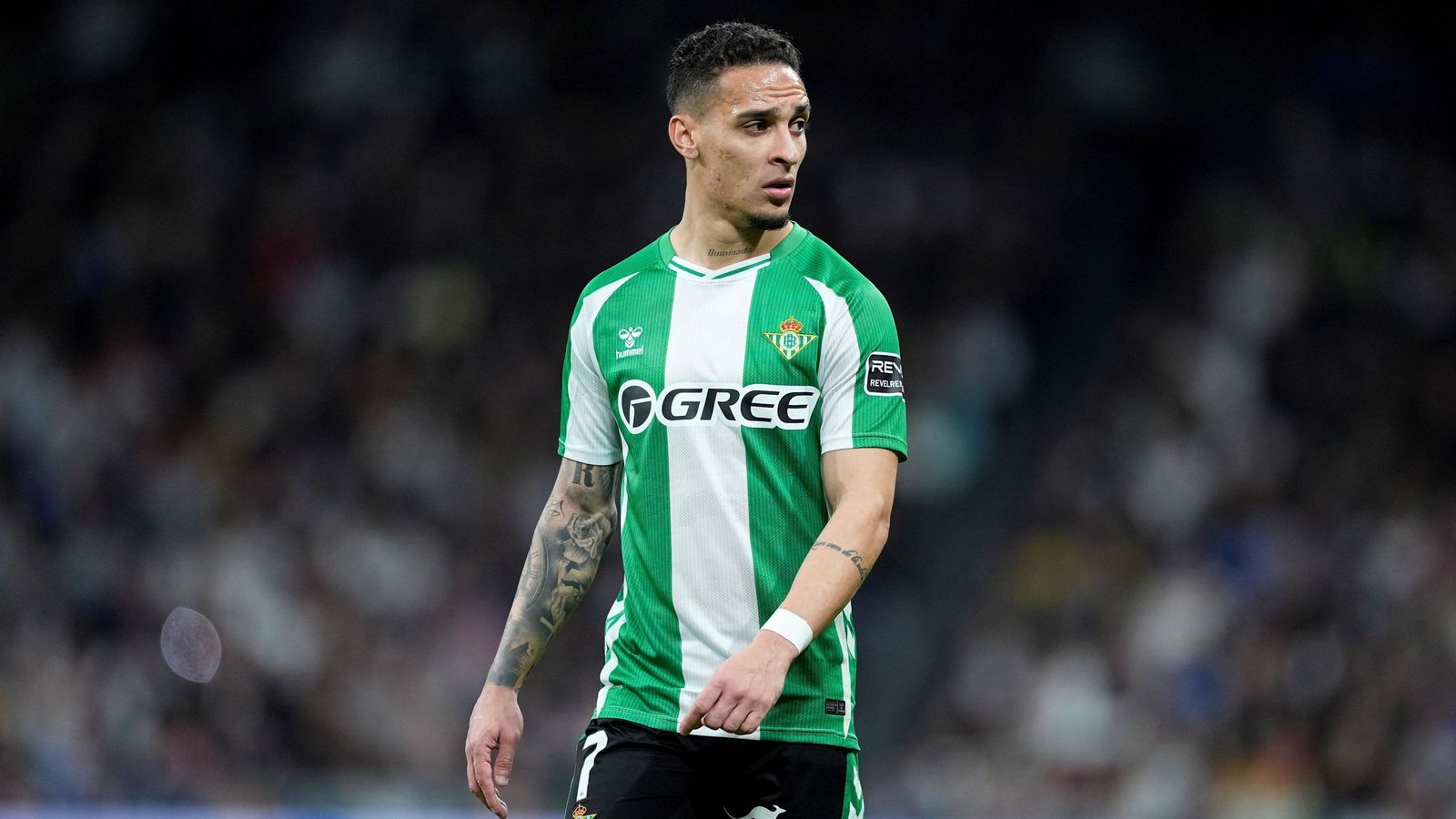 Antony durante el partido del Betis en el Santiago Bernabéu