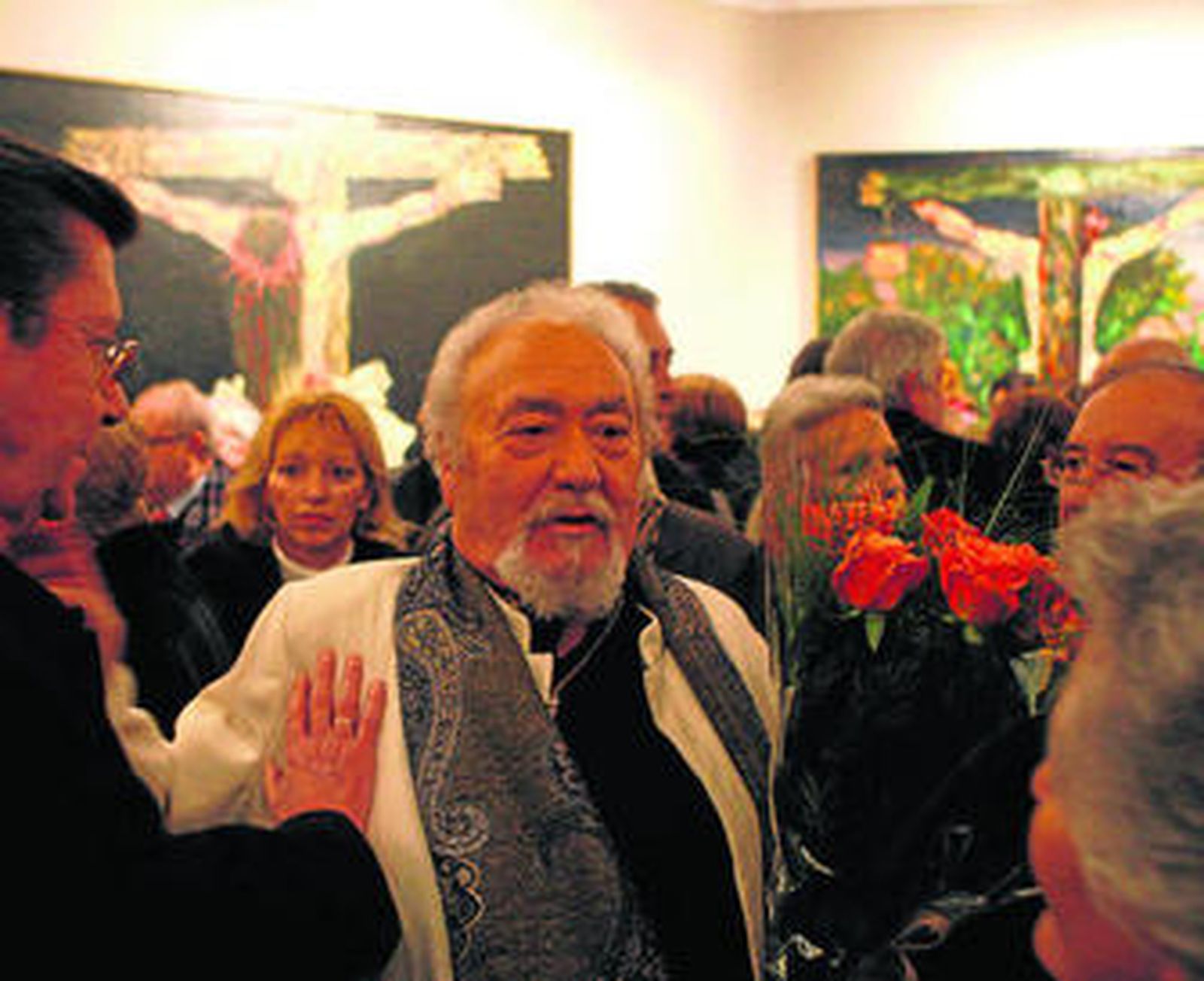 Enrique Padial recibió ayer un ramo de flores, rodeado de amigos, en la inauguración de su exposición.