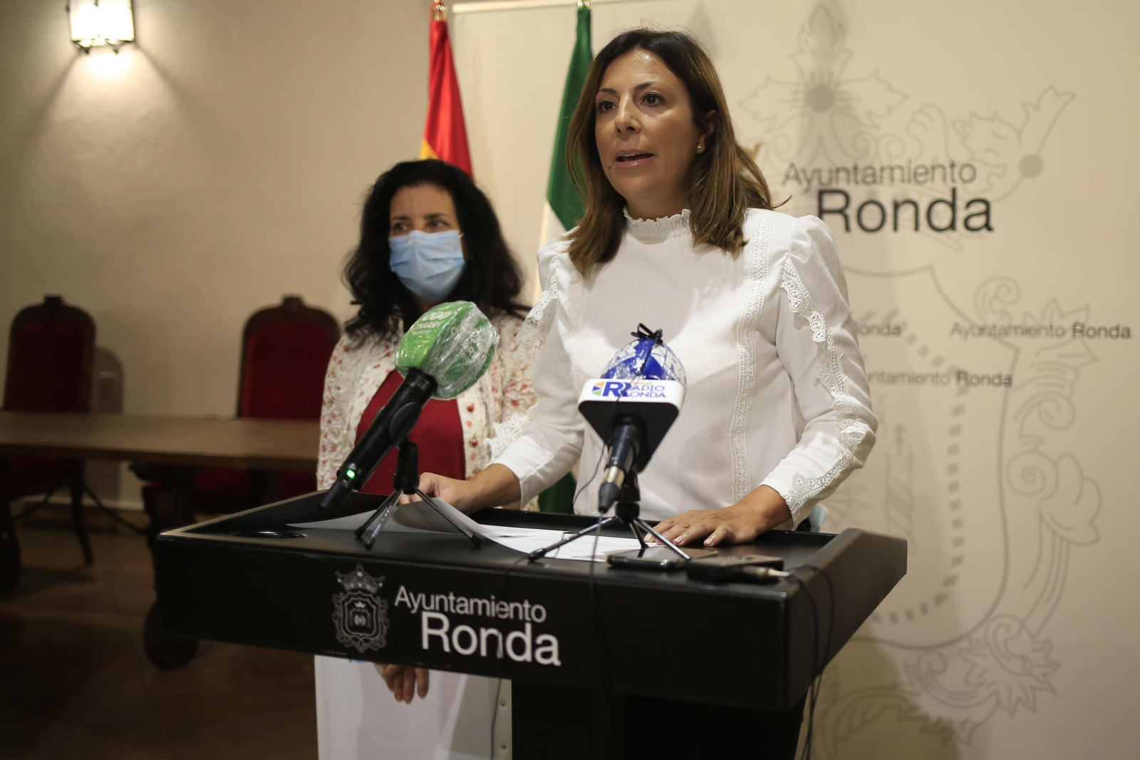 La alcaldesa de Ronda durante una rueda de prensa