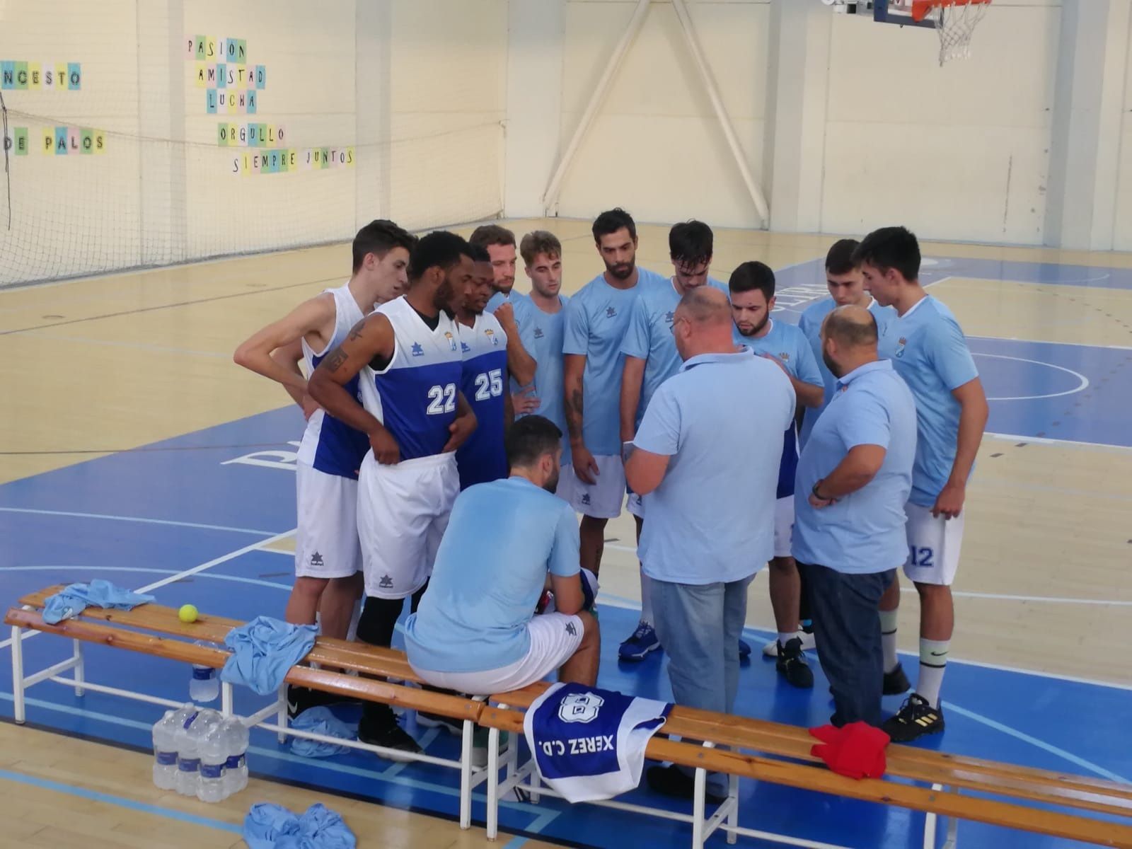 Julián Martínez, dando instrucciones a los jugadores del Baloncesto Xerez CD en un partido.