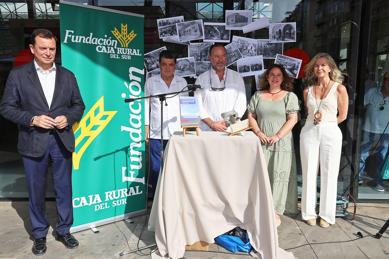 Imágenes de la presentación del libro de  Eduardo J. Sugrañes sobre la evolución de Huelva a través de sus mercados