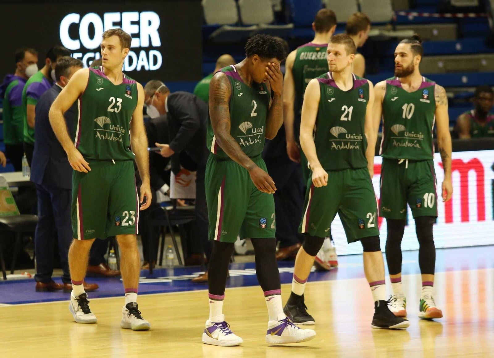 Los jugadores del Unicaja se lamentan.