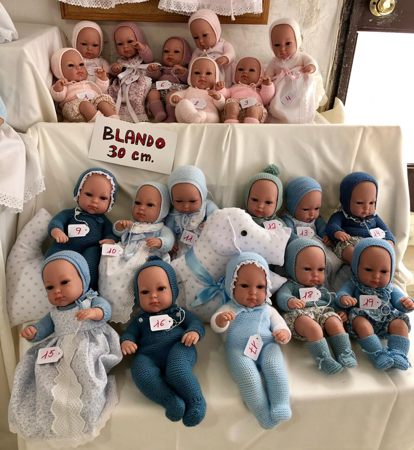 Los muñecos, vestidos al mínimo detalle.