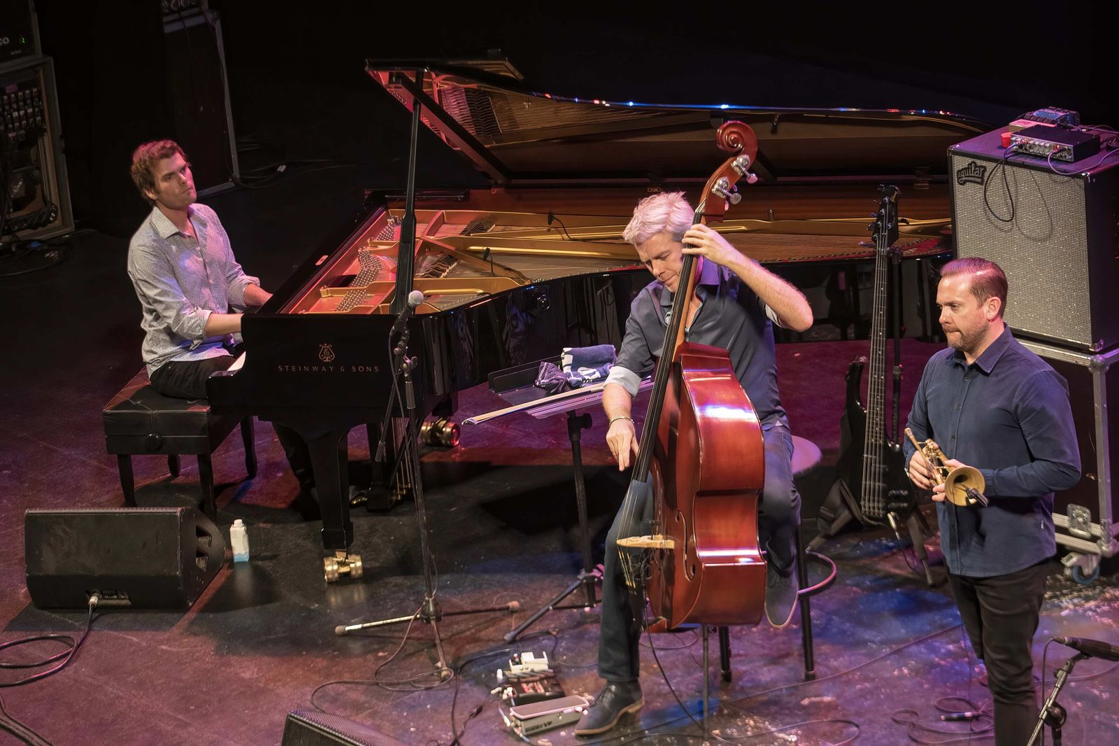 Kyle Eastwood durante su actuación con su grupo en el Maestro Padilla.