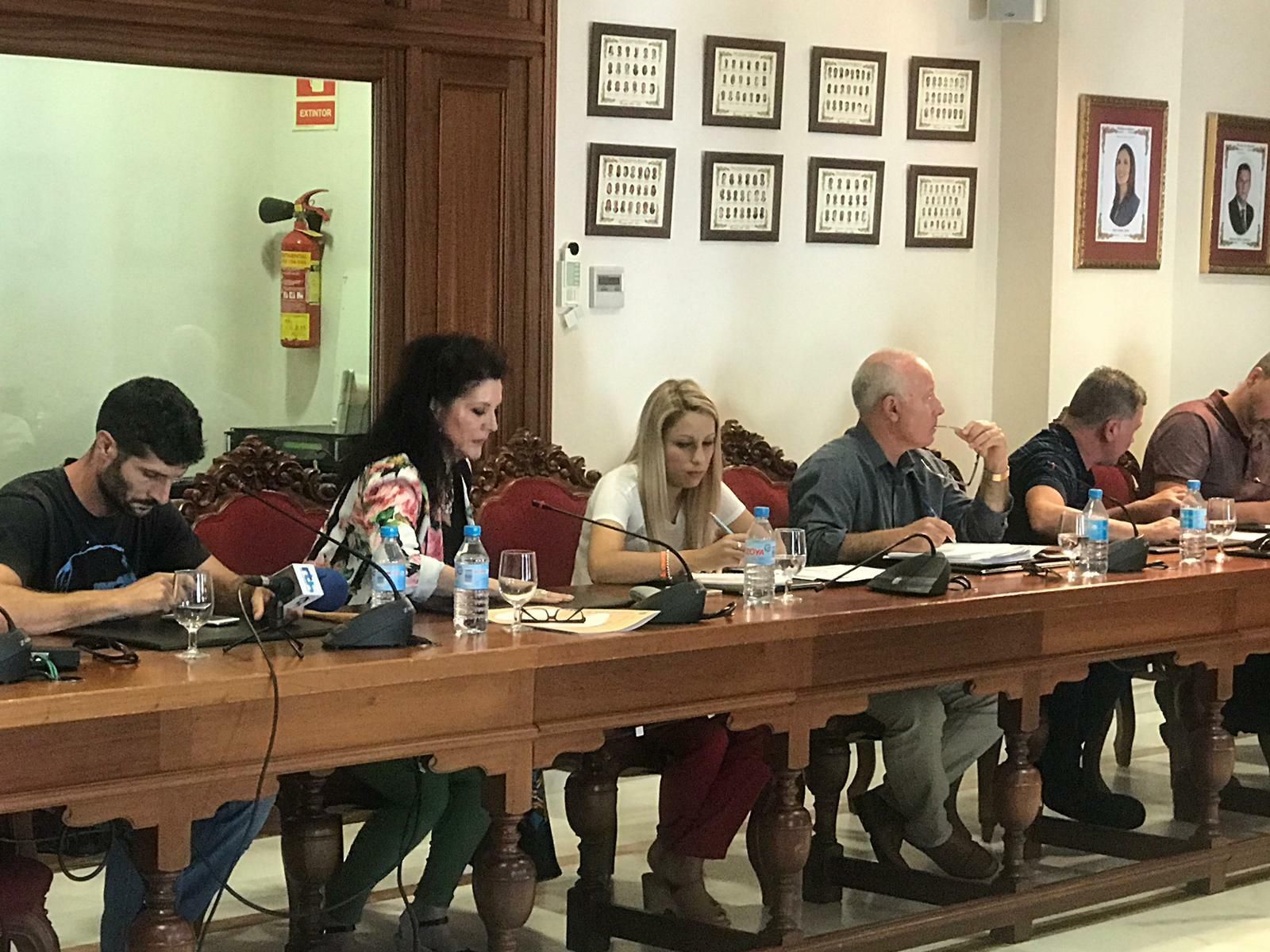 Los concejales de IU y de Ciudadanos, ya sin Luis Manuel Rivera en su sitio, en el pleno ordinario del este jueves.