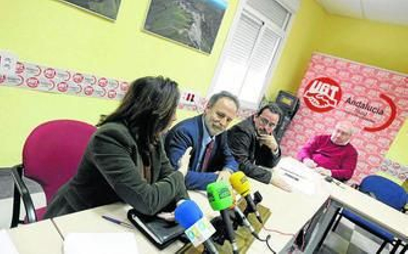 Ortega, De la Encina y Serrano, ayer en el edificio de los sindicatos.