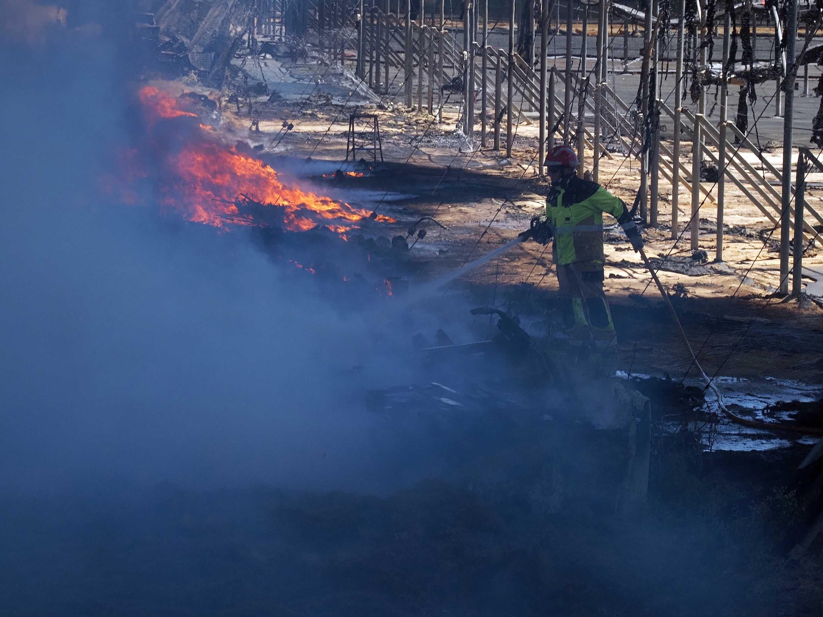 Las imágenes del aparatoso fuego que ha arrasado un vivero en Cartaya