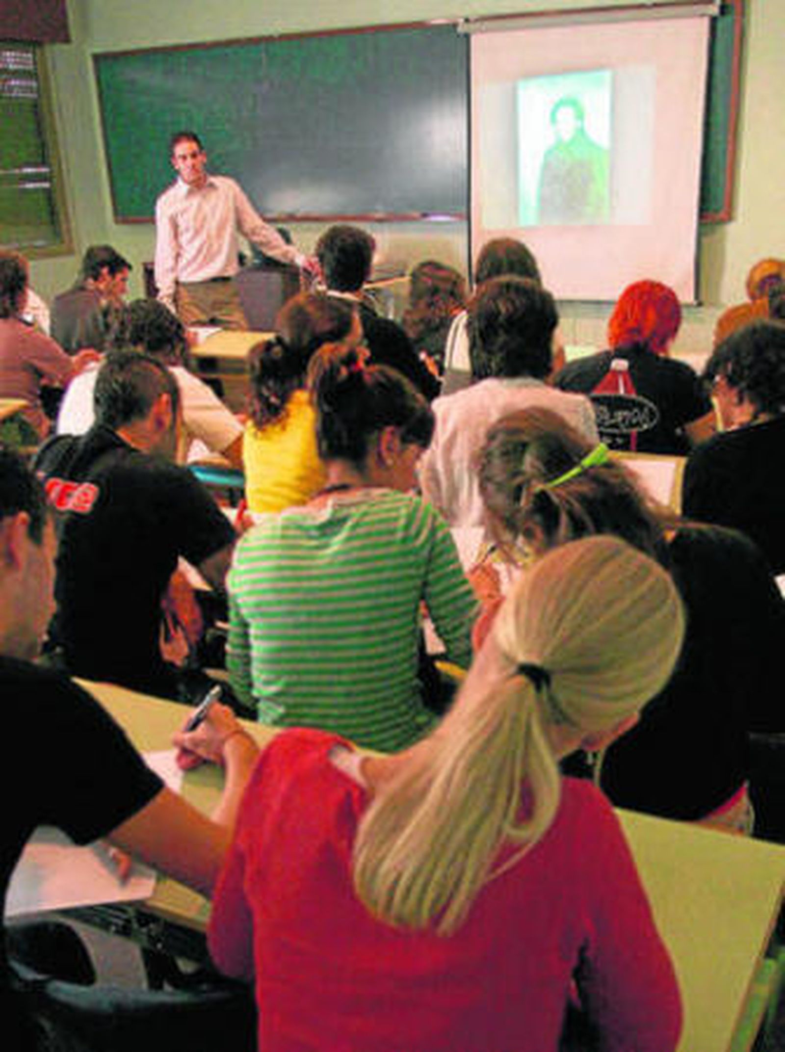 Varios alumnos reciben clase en la Facultad de Filosofía y Letras.