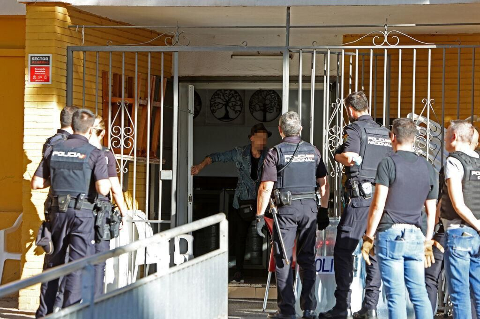 Crónica de la detención de un atrincherado con cuchillo en La Calesera