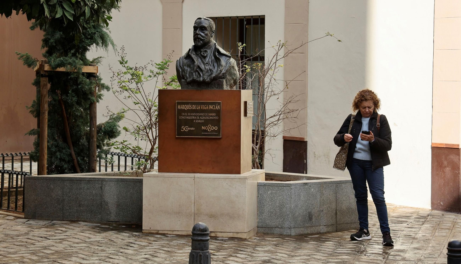 El busto del marqués de la Vega-Inclán.