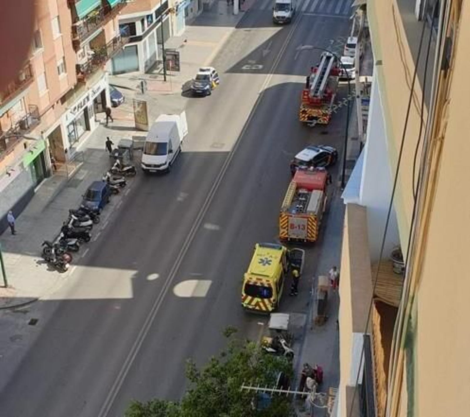 Bomberos en la Alameda de Capuchinos.
