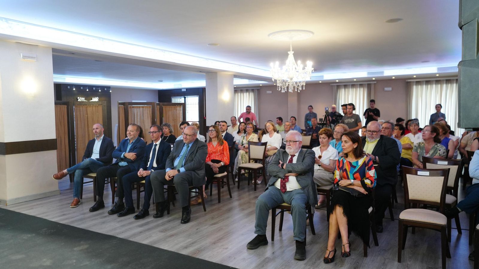 Público asistente al coloquio. Público asistente al coloquio.